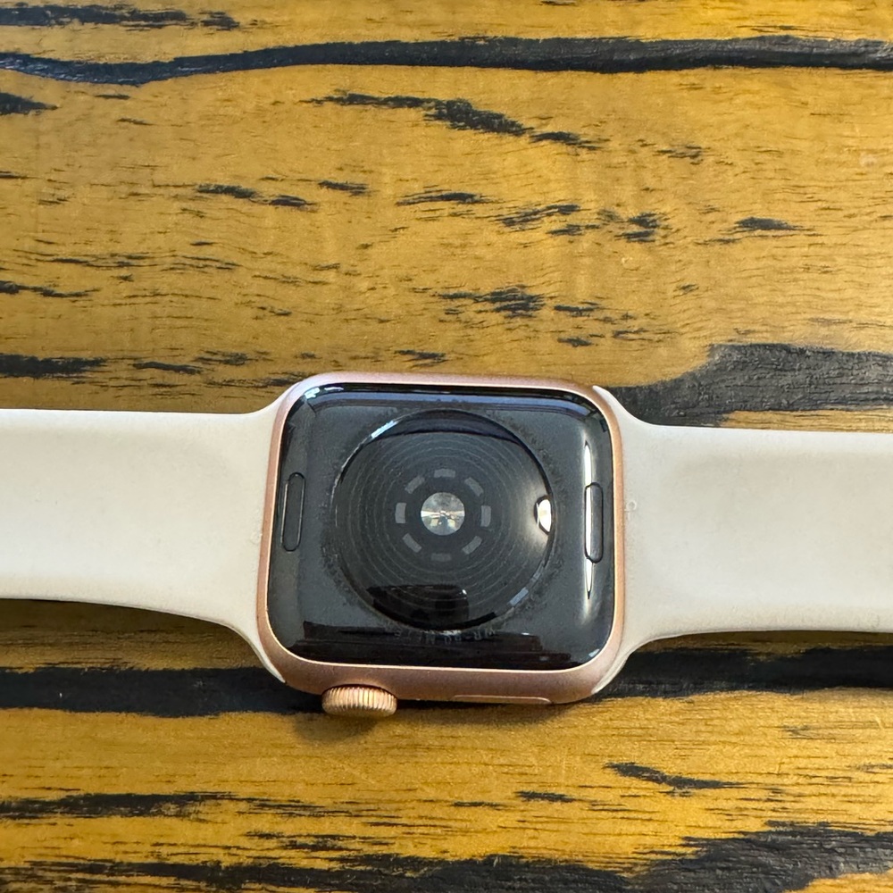 Apple Watch SE Smartwatch - battery lasts only one day - Picture 5 of 8